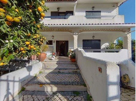 卡斯卡伊斯Sao Pedro do Estoril地区，四居室经典别墅豪宅，紧邻海滩，配套完善，带私人泳池